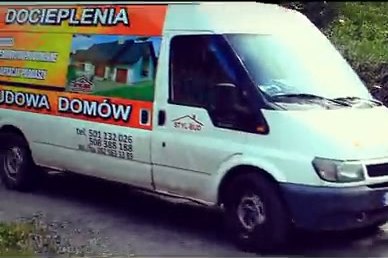 Samochód dostawczy Styl-Bud z oznakowaniem „Docieplenia, budowa domów"